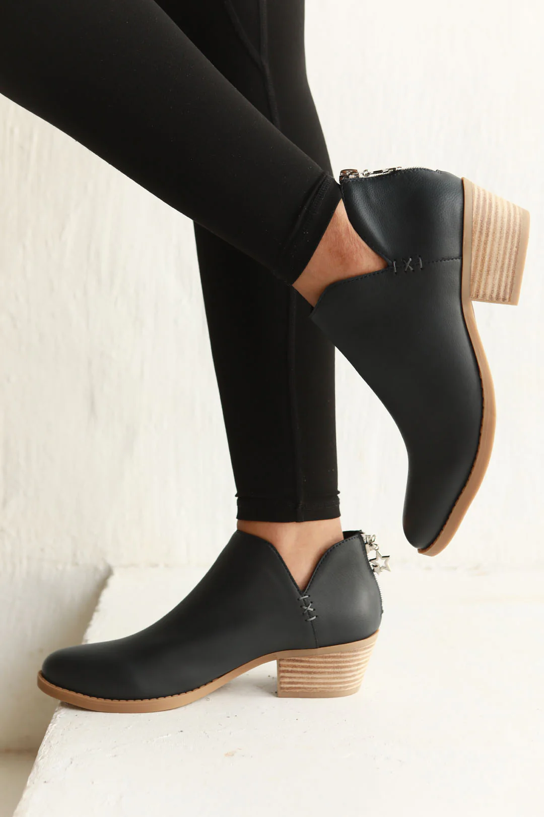 Yara Navy Leather - Image 5